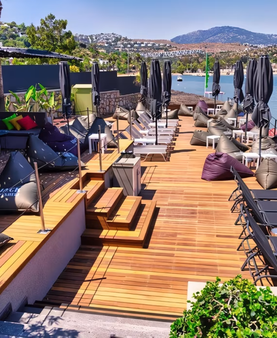 Sahil Restoranlarında Ahşap Gölgelik Pergola ve Masif Ahşap Masalar