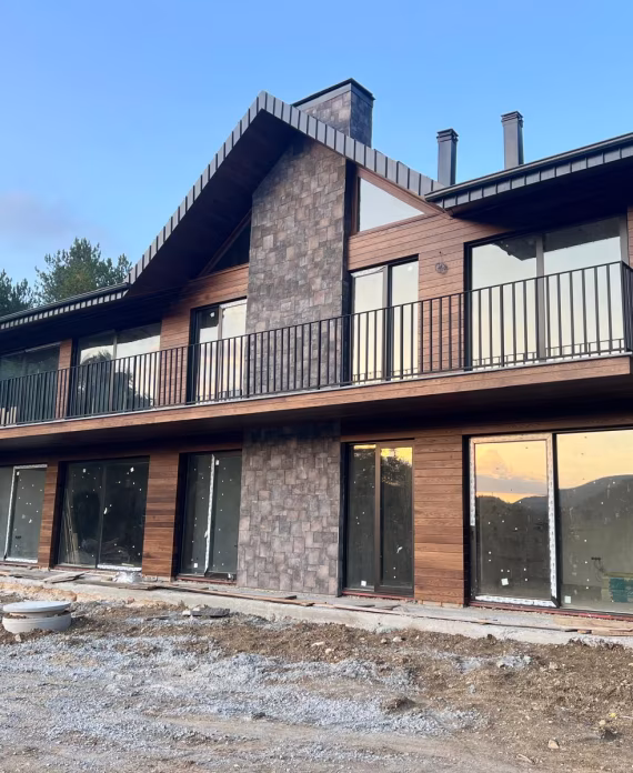 Lüks Villa Dış Cephe Kaplamasında Koruyucu Yağlı Ahşap Masif Panel